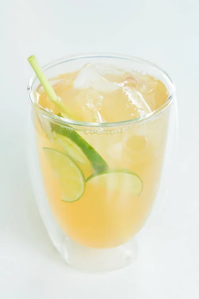 Iced lemon glas — Stockfoto