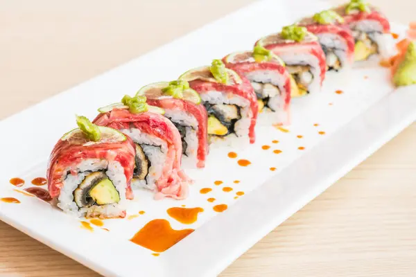 Sığır eti suşi beyaz plaka 