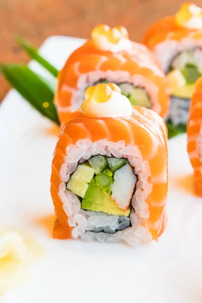 Sushi lohi roll — kuvapankkivalokuva