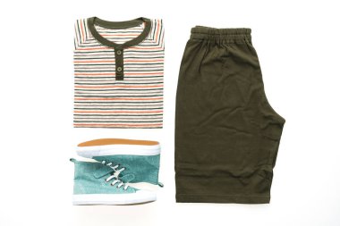 T-shirt pantolon ve ayakkabı ile