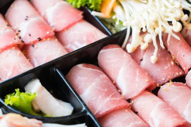 pişmemiş domuz eti