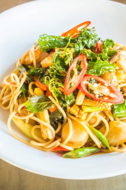 Acılı spagetti deniz ürünleri