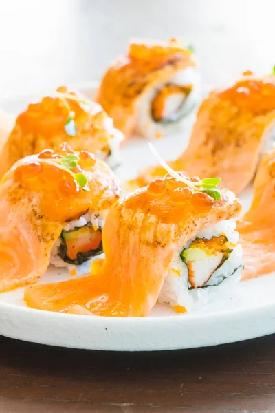 Roll sushi z łososiem grillowanym — Zdjęcie stockowe