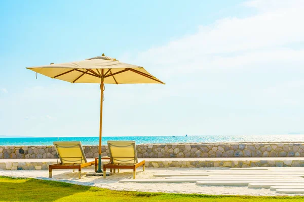 Paraguas y silla con vista al mar — Foto de Stock