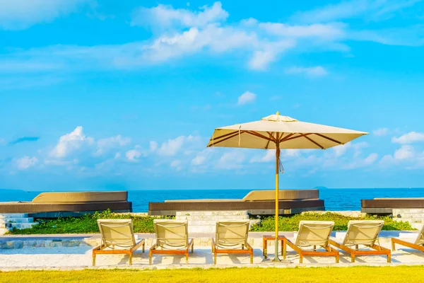 Şemsiye ve sandalye Deniz Manzaralı — Stok fotoğraf