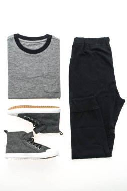 T-shirt pantolon ve ayakkabı ile