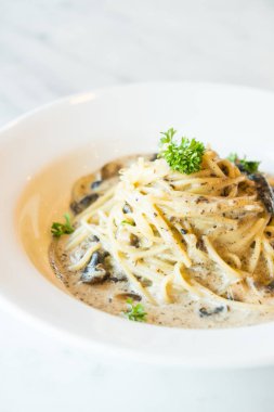 Trüf mantarlı makarna krema sosu