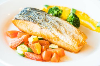 Beyaz tabak ızgara somon steak