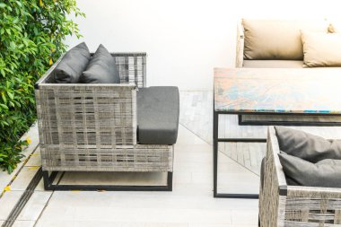 Kanepe sandalye ile açık balkon