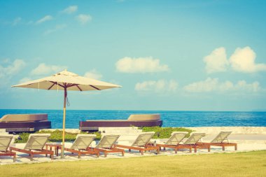 Şemsiye ve sandalye Deniz Manzaralı