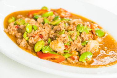 Kızarmış karides sataw fasulye ile