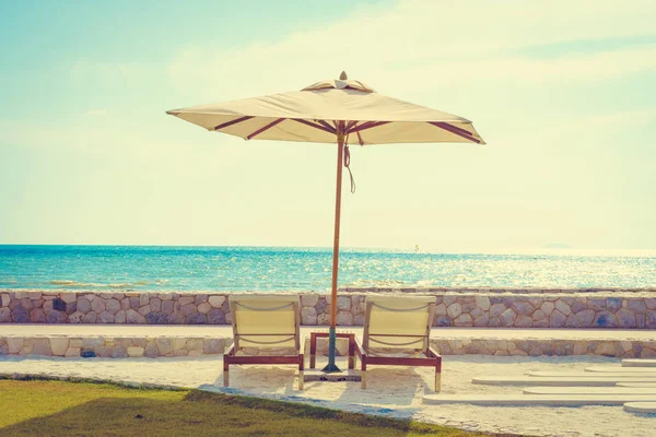 Krzesło z widokiem na morze i parasol — Zdjęcie stockowe