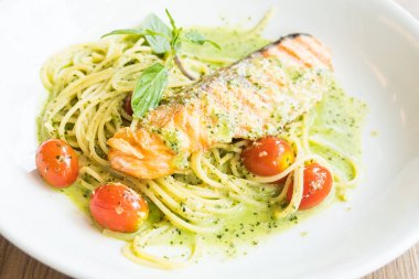 Spagetti pesto somon