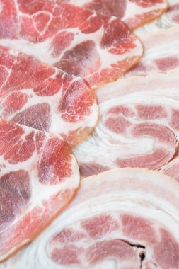 pişmemiş domuz eti