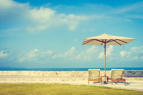 Зонтик и стул с видом на море — стоковое фото