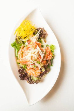 Baharatlı somon salata