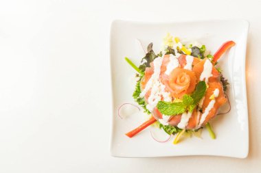 Beyaz tabak içinde somon salata