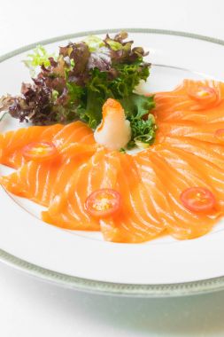 Beyaz tabak içinde Somon carpaccio