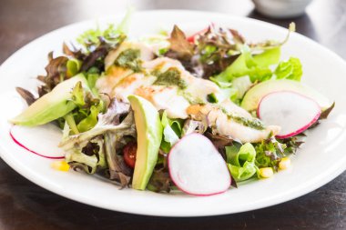 Beyaz tabakta Tavuk salatası