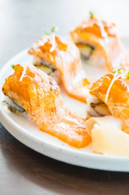 Izgara somon suşi roll