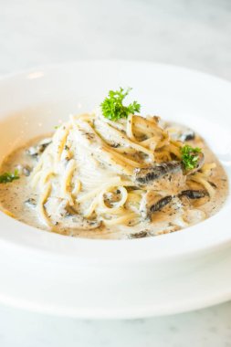 Trüf mantarlı makarna krema sosu