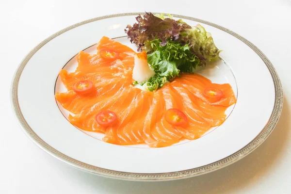 Zalm carpaccio met witte plaat — Stockfoto