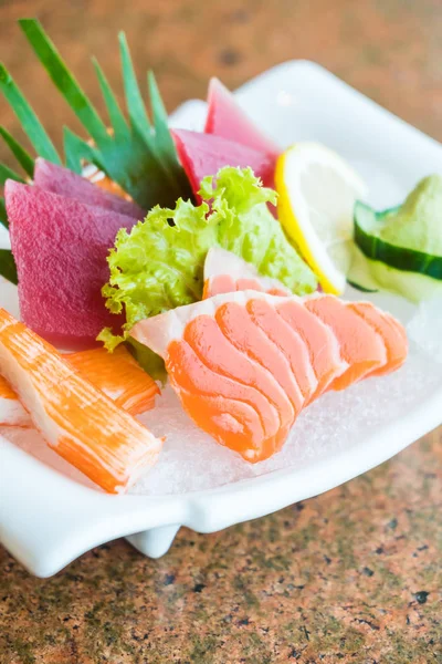 Råa och färska sashimi maträtt — Stockfoto