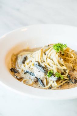 Trüf mantarlı makarna krema sosu