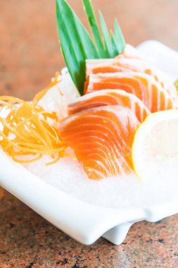 Beyaz tabak içinde somon sashmi