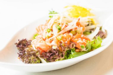 Baharatlı somon salata