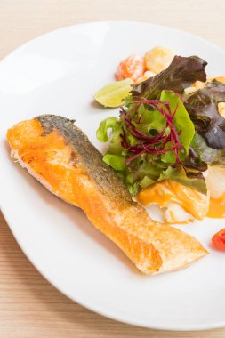 Plaka içinde somon steak