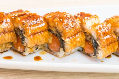 Taze yılan balığı suşi beyaz plaka