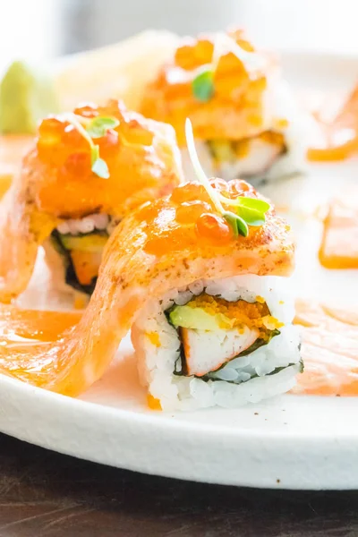 Rollo de sushi salmón a la parrilla —  Fotos de Stock