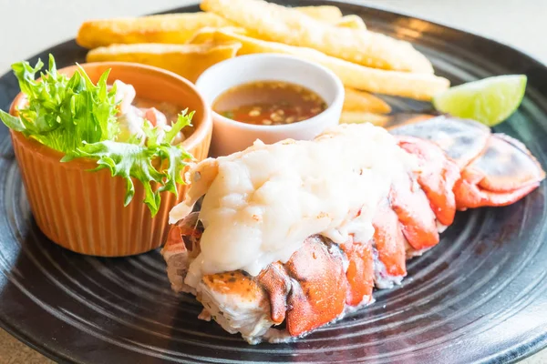 Steak de homard en assiette noire — Photo