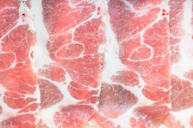 pişmemiş domuz eti