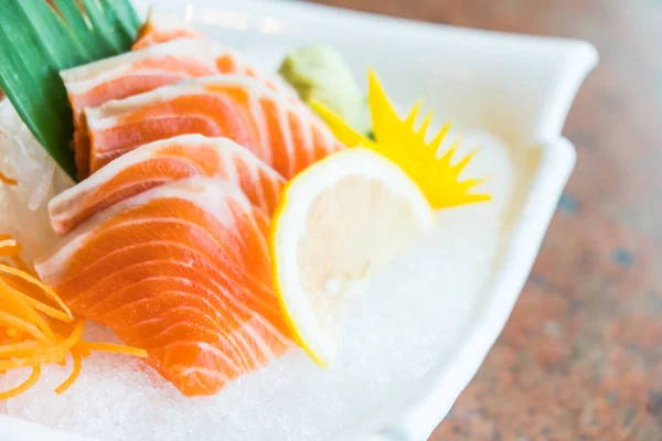 Sashmi de salmón en plato blanco —  Fotos de Stock