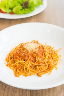 Bolongese spagetti beyaz plaka