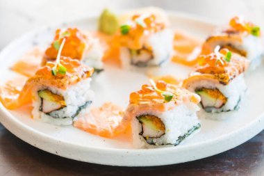 Izgara somon suşi roll