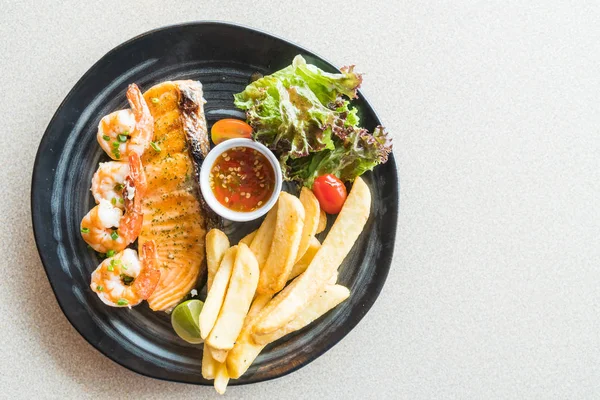 Salmão grelhado e bife de camarão — Fotografia de Stock