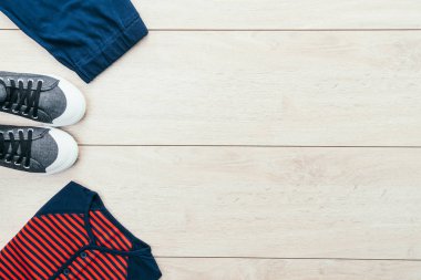 T-shirt pantolon ve ahşap arka plan üzerinde ayakkabı ile