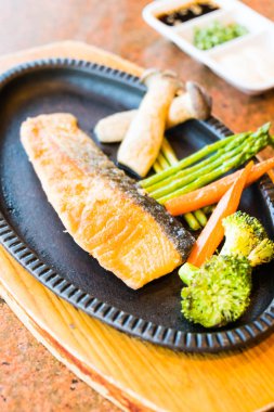 Sıcak siyah tavada somon biftek