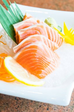 Beyaz tabak içinde somon sashmi