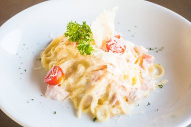 Spagetti carbonara beyaz plaka