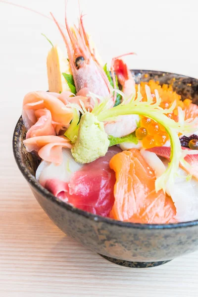 Tazón de arroz japonés con mariscos sashimi en la parte superior —  Fotos de Stock