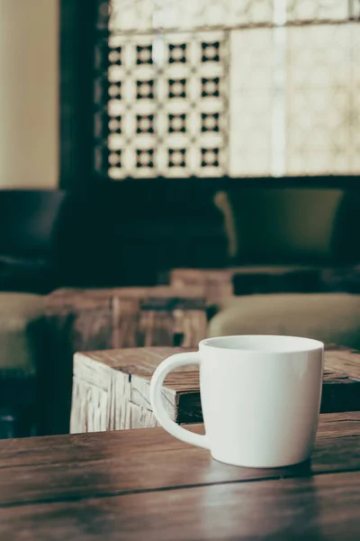 Bílá cofffee pohár na dřevěný stůl — Stock fotografie