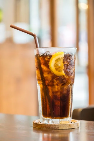 Cola glas med citron — Stockfoto