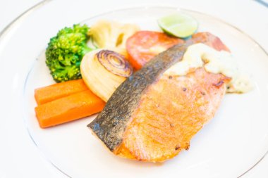 Plaka içinde somon steak