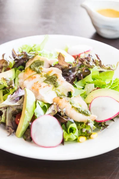 Ensalada de pollo en plato blanco —  Fotos de Stock