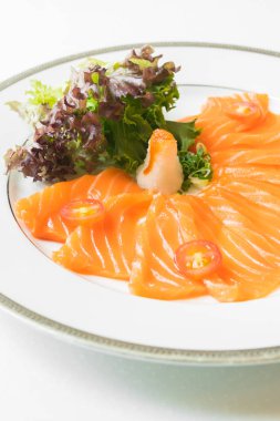 Beyaz tabak içinde Somon carpaccio 