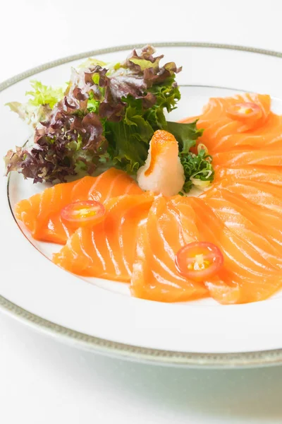 Beyaz tabak içinde Somon carpaccio 